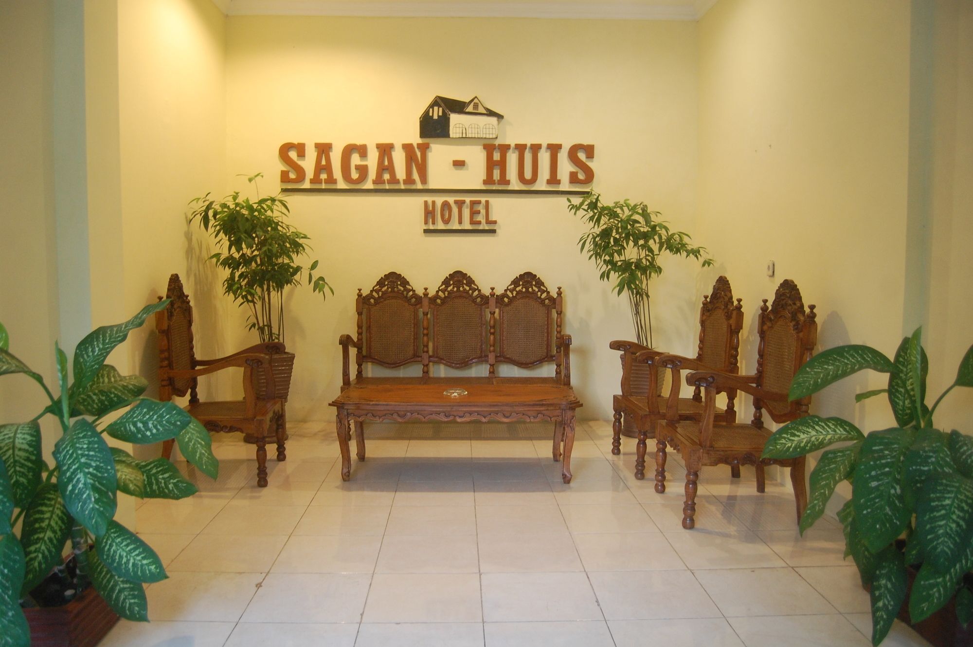Sagan Huis Hotel Джокьякарта Экстерьер фото